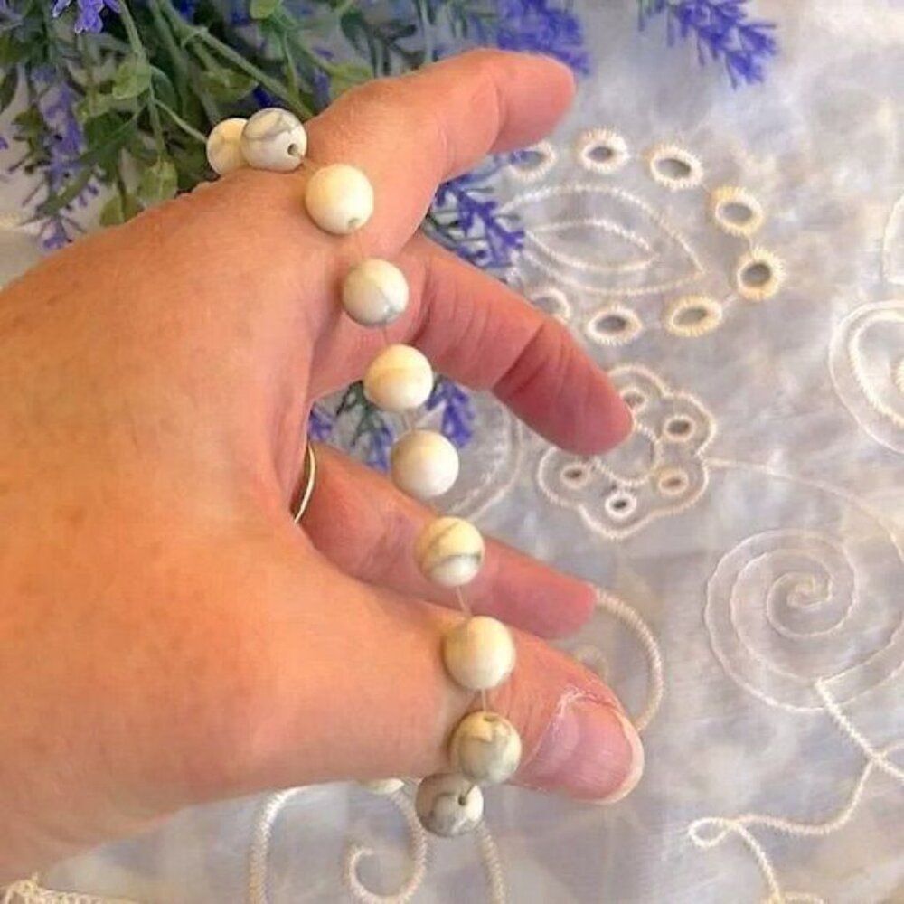 Natural Creamy White Howlite & Black Onyx Stretch Bracelet - Picture 6 of 7